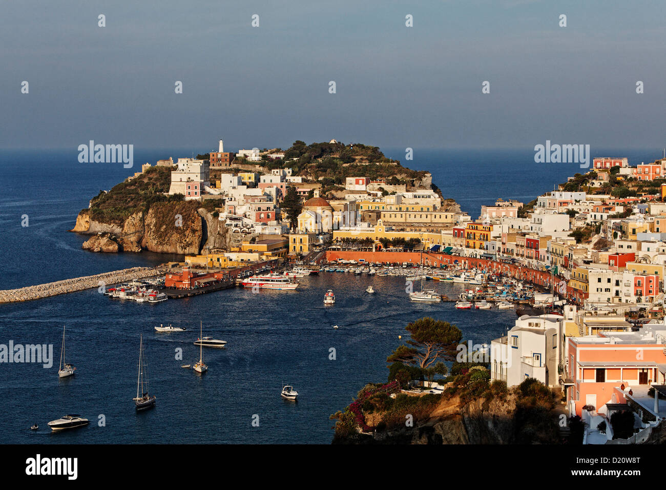 Vista del porto e della città di Ponza, Isola di Ponza e isole Pontine, Lazio, l'Italia, Europa Foto Stock