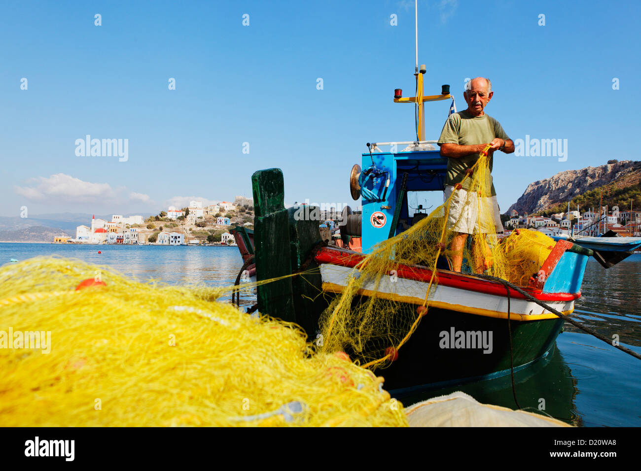 Pescatore sulla sua barca nel porto di Kastellorizo Megiste, isole Dodecanesi, Grecia, Europa Foto Stock