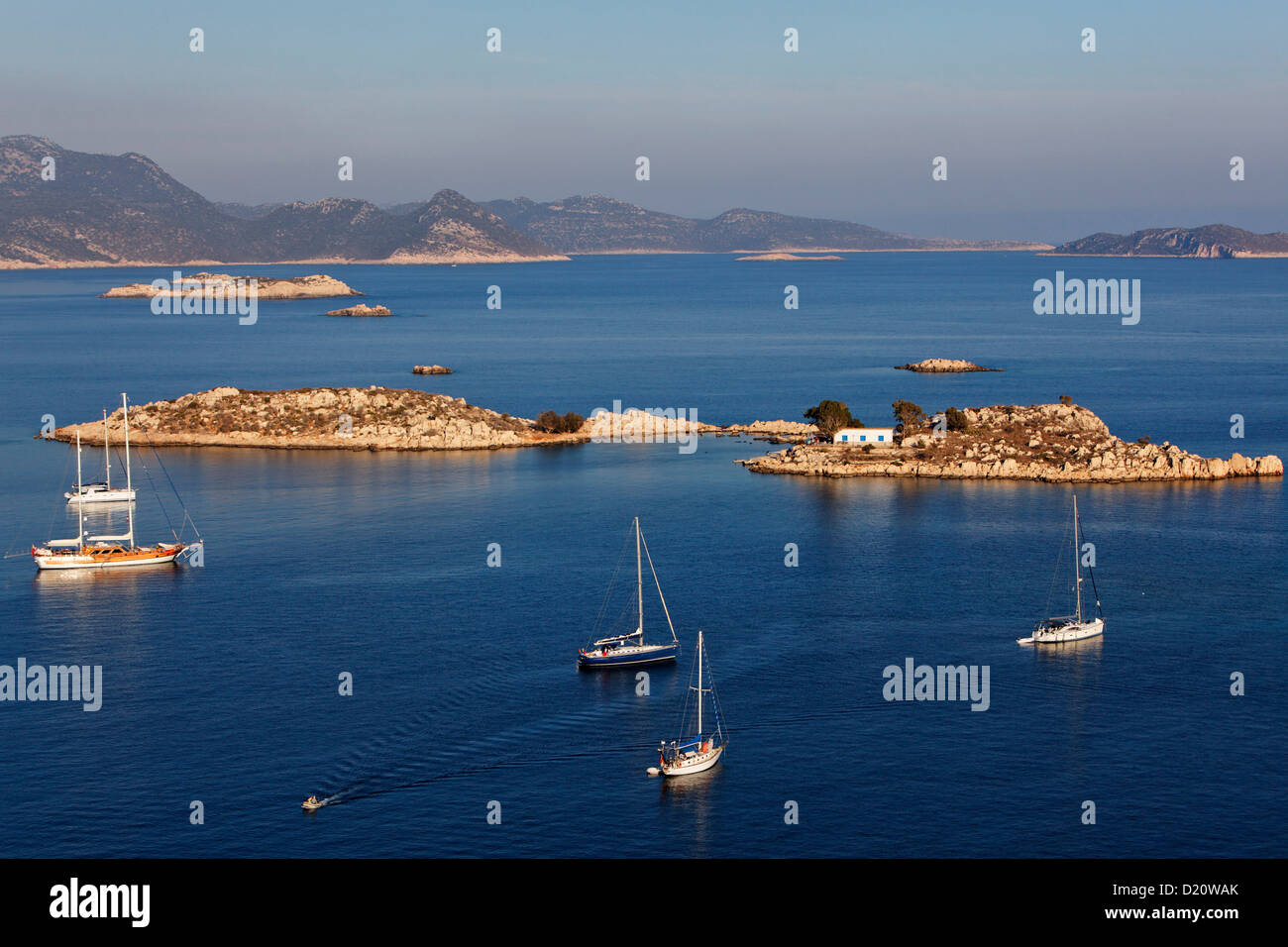 Vista di piccole isole rocciose e la costa turca, Kastellorizo Megiste, isole Dodecanesi, Grecia, Europa Foto Stock
