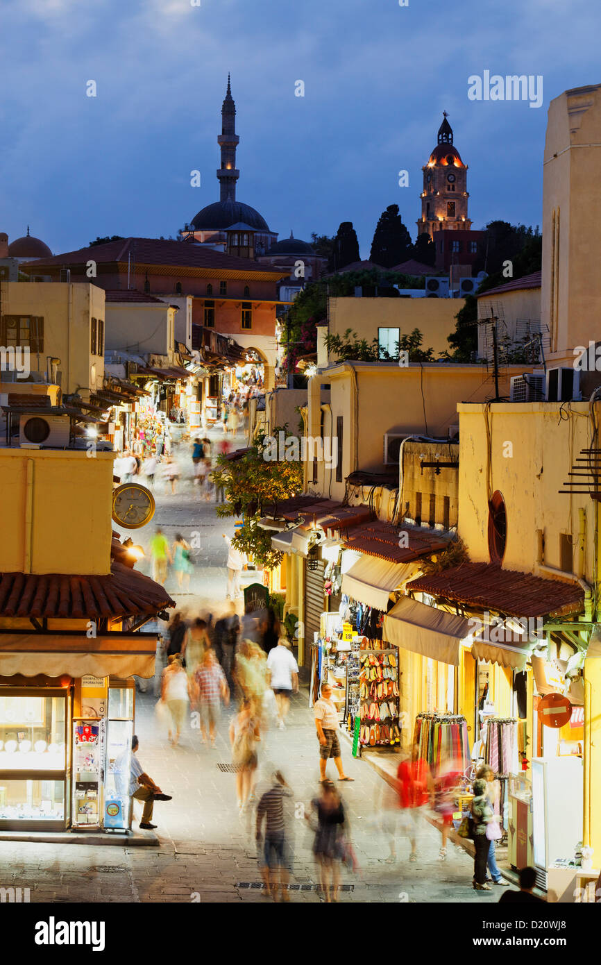 Persone in Socrates street di sera, la città vecchia di Rodi, rodi, Dodecanneso isole, Grecia, Europa Foto Stock