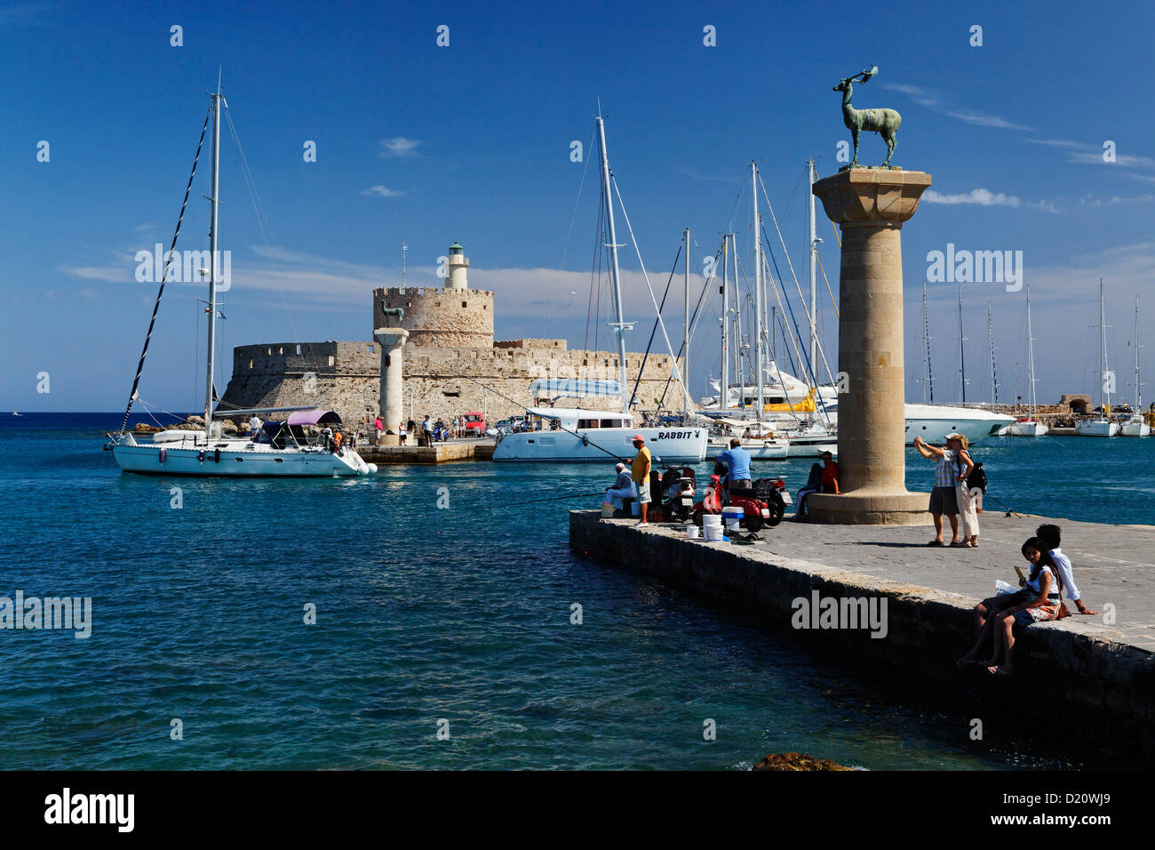 Colonne all'entrata del porto di Mandraki e Agios Nikolaos fortezza nella luce del sole, RODI, RODI, DODECANNESO ISL Foto Stock
