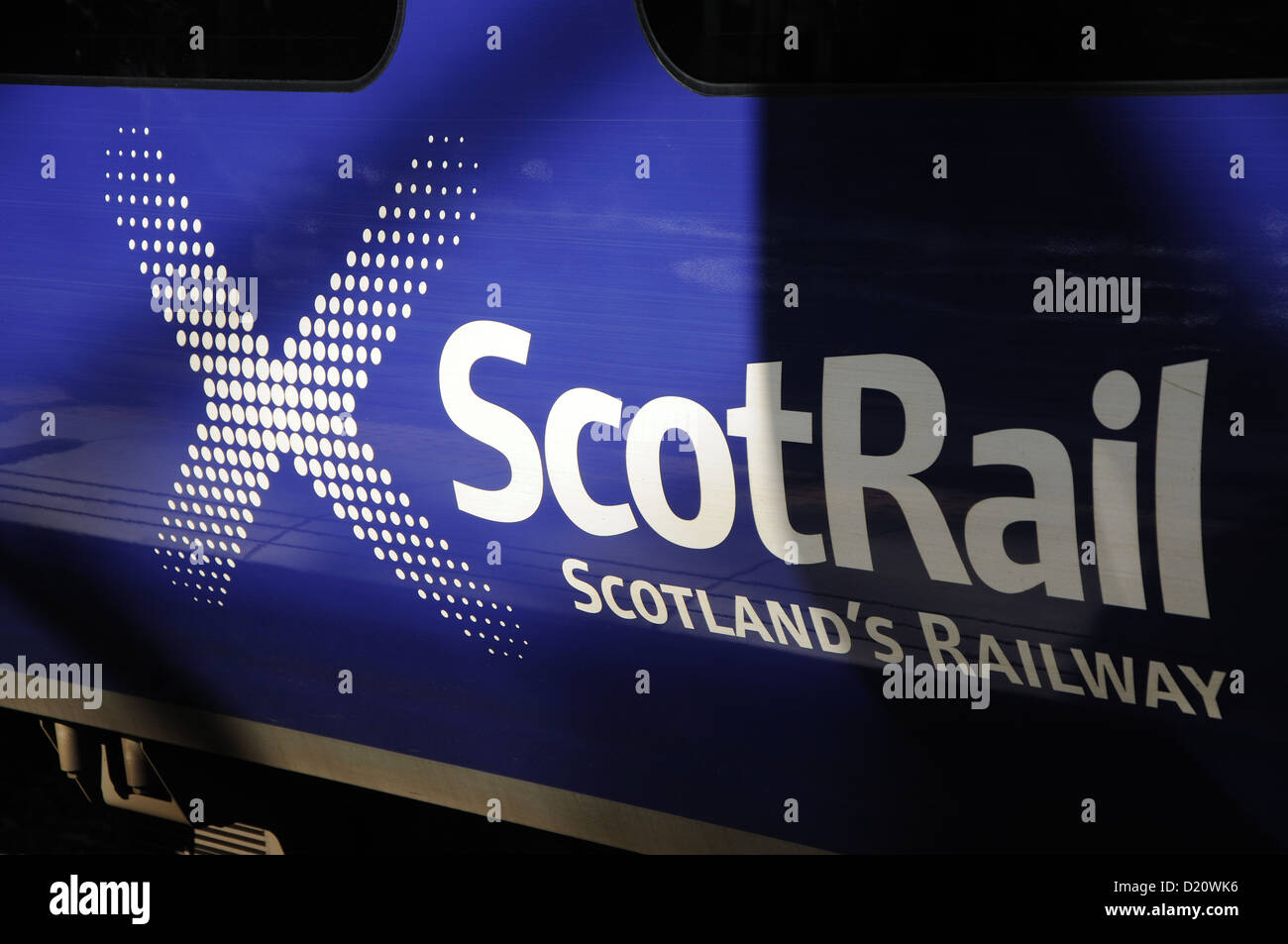 Scotrail logo sul carrello, stazione di Waverley, Edimburgo, Scozia, Regno Unito Foto Stock