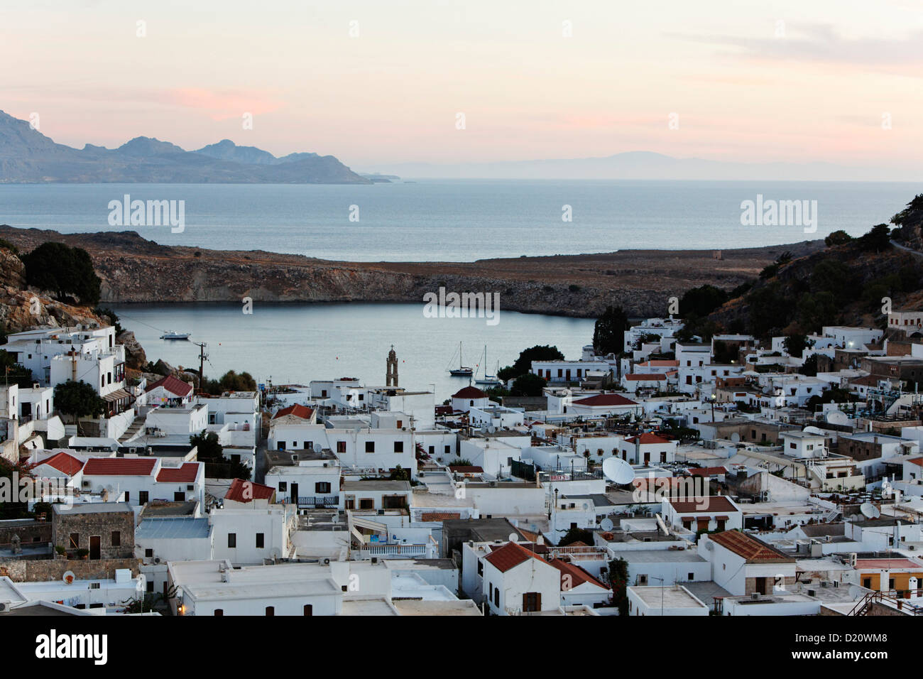 Vista di Lindos al crepuscolo, RODI, DODECANNESO isole, Grecia, Europa Foto Stock