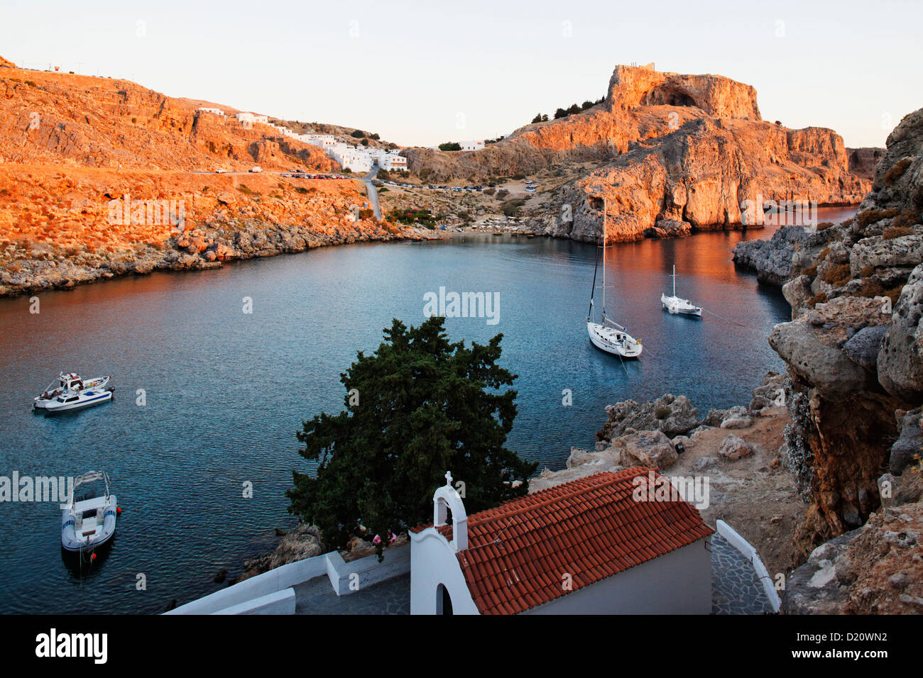 Agios Pavlos Bay e le rovine dell'acropoli di Lindos, RODI, DODECANNESO isole, Grecia, Europa Foto Stock