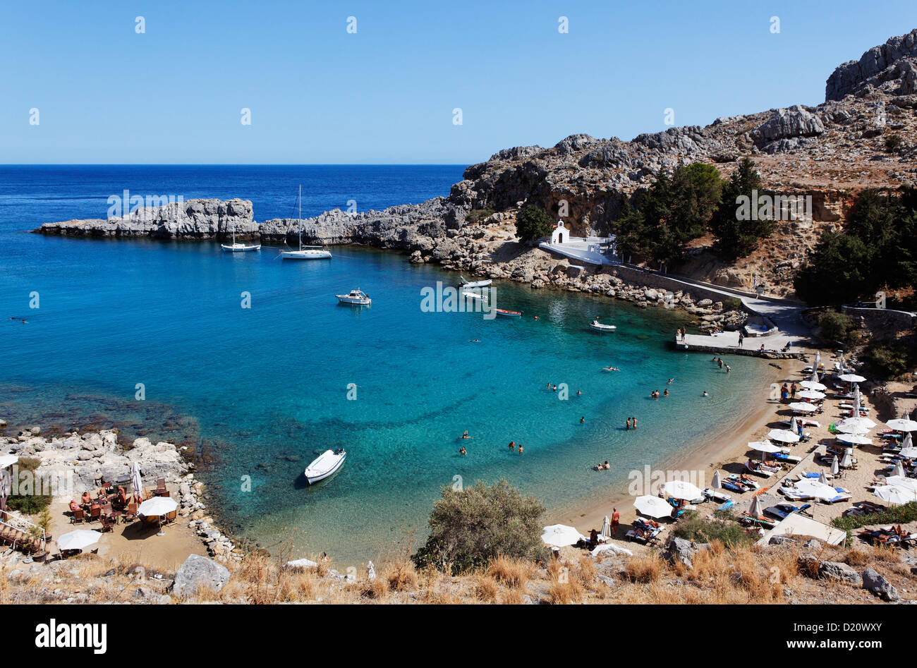 La gente sulla spiaggia di Agios Pavlos Bay, Lindos, RODI, DODECANNESO isole, Grecia, Europa Foto Stock