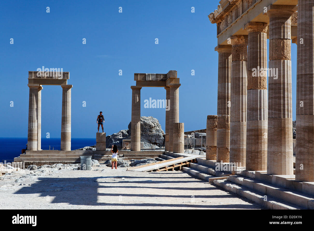 Ricostruito le colonne dell'acropoli di Lindos, RODI, DODECANNESO isole, Grecia, Europa Foto Stock