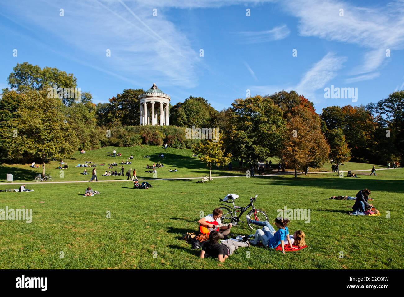 Vista sui prati sul Monopteros tempio, Englischer Garten, il Giardino Inglese Schwabing Monaco di Baviera, Baviera, Baviera, Germania, Foto Stock