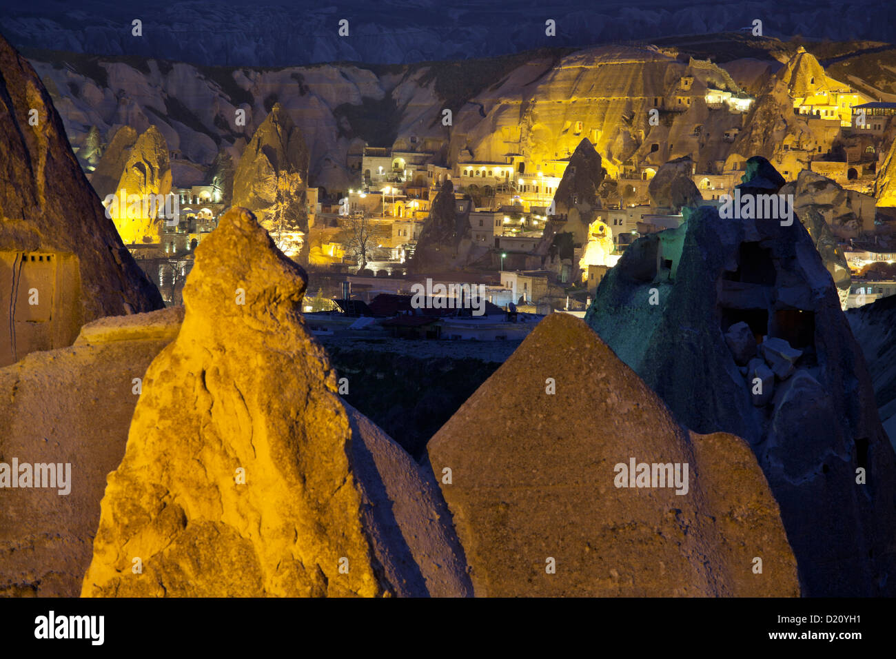 Vista sulla città di Goereme di notte, UNESCO sito Natura, Anatolia, Cappadocia, Turchia Foto Stock