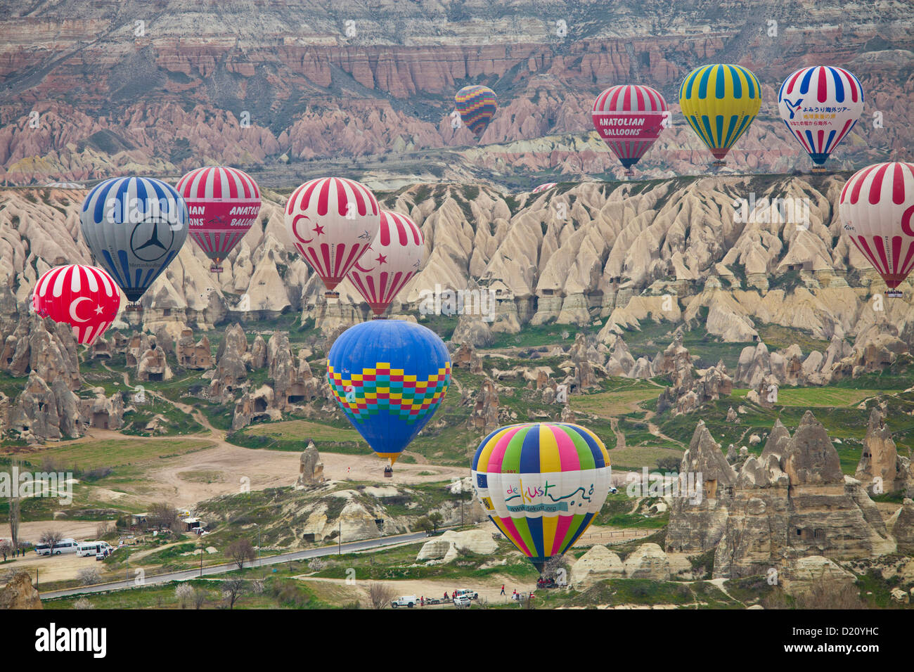 I palloni ad aria calda vicino a Goereme, UNESCO sito Natura, Cappadocia, Turchia Foto Stock