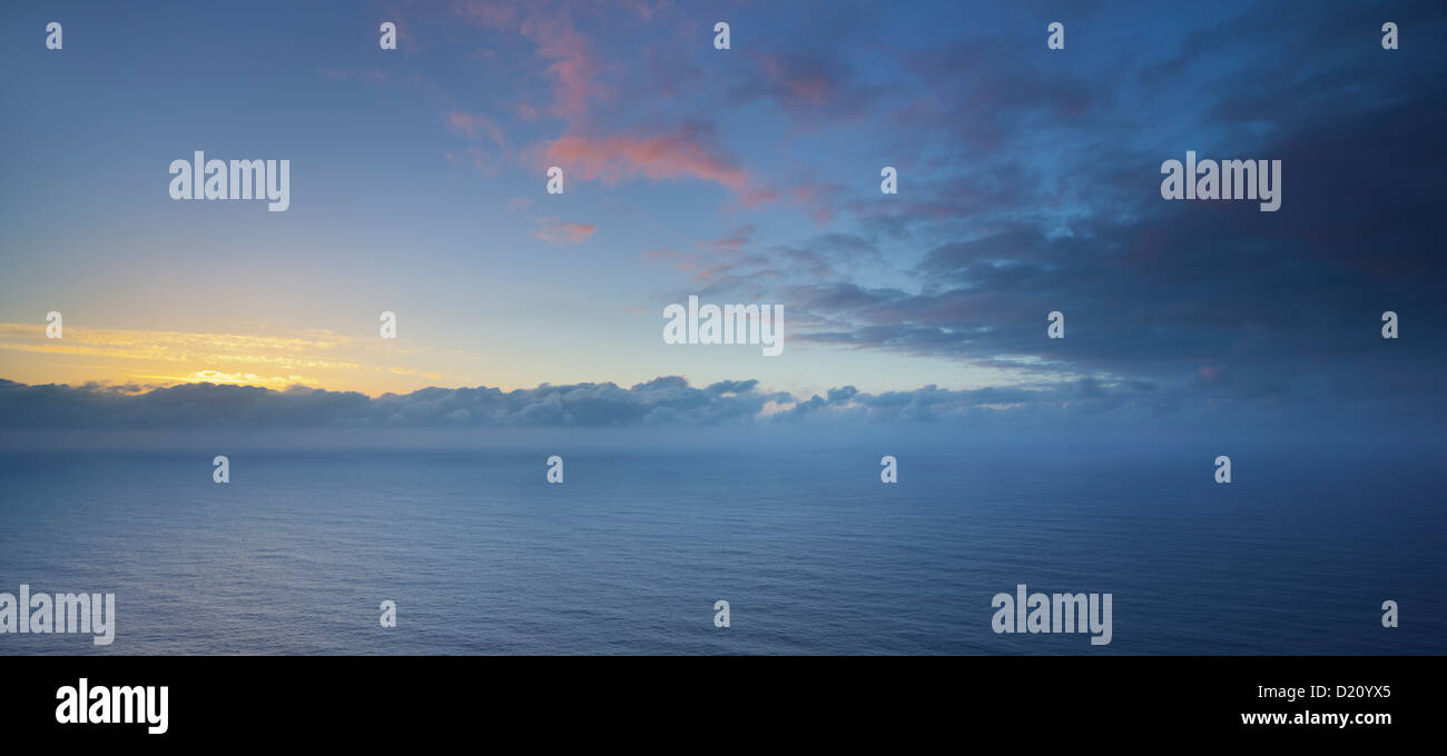 Mare nella luce della sera, Ponta do Pargo, Madeira, Portogallo Foto Stock