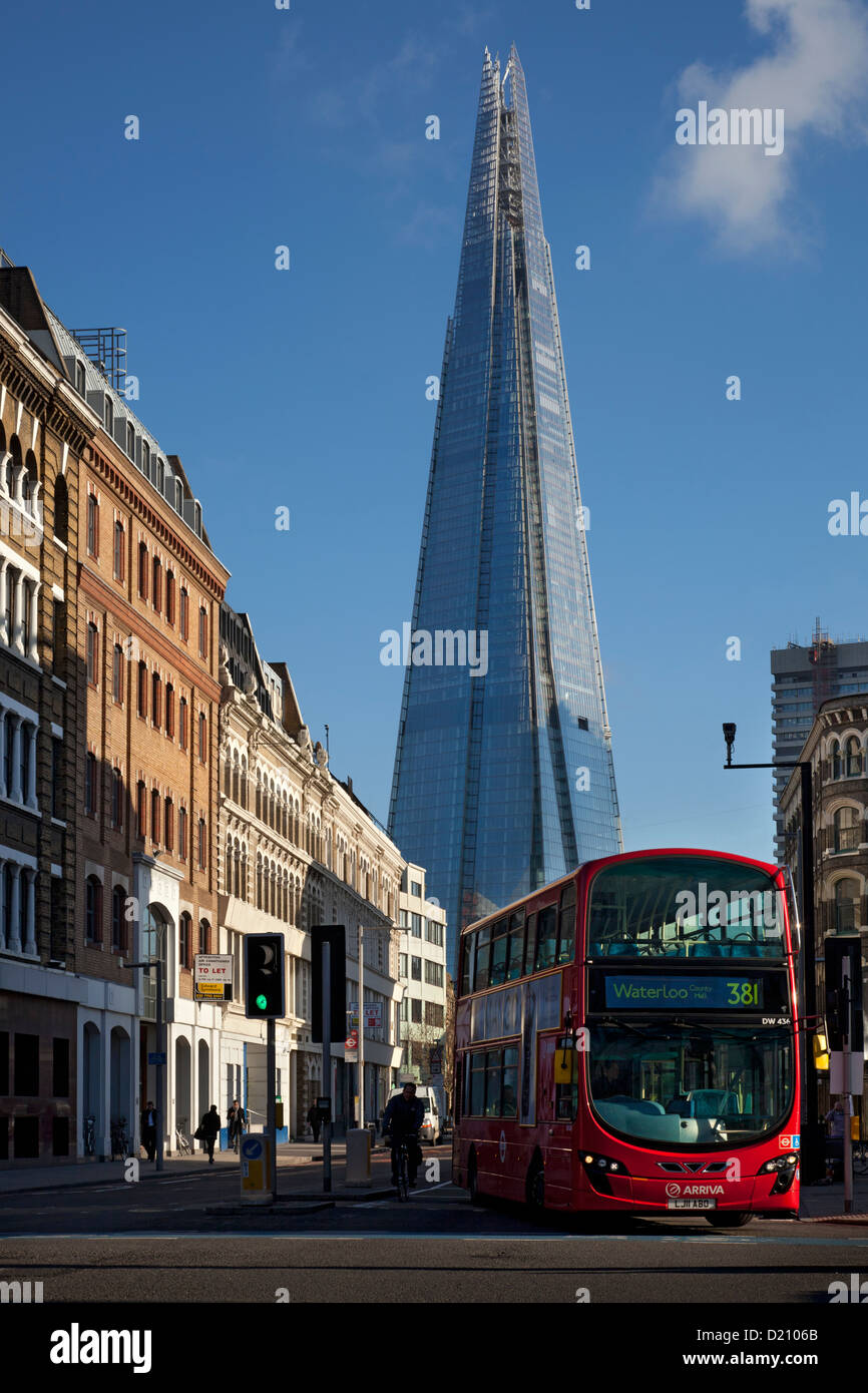 Shard edificio e London bus rosso, Southwark, Londra Foto Stock
