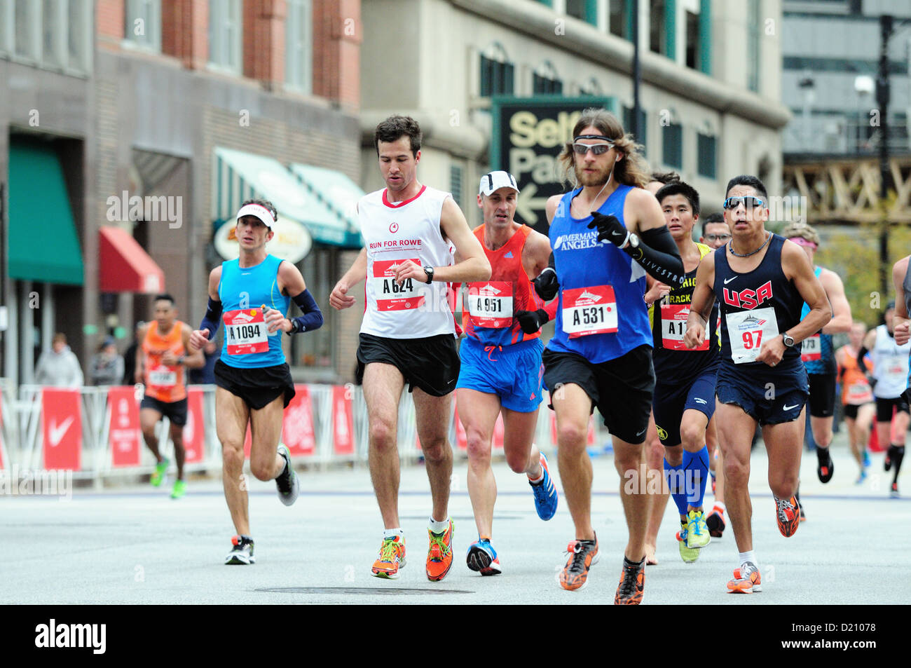 Stati Uniti Illinois Chicago 2012 35th Maratona di Chicago cluster di corridori corrono verso Franklin Street come si avvicinano il 20K punto Foto Stock