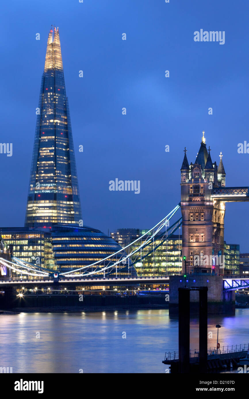 Vista lungo il fiume Tamigi con il Tower Bridge e il nuovo edificio di Shard di notte,Londra,l'Inghilterra,l'Europa. Foto Stock