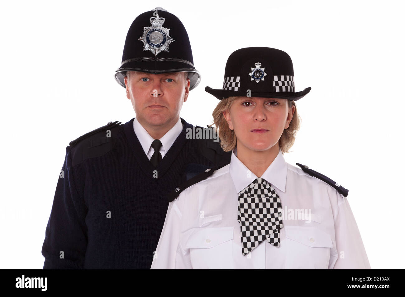 Studio shot di maschio e femmina British ufficiali della polizia in uniforme tradizionale. Foto Stock