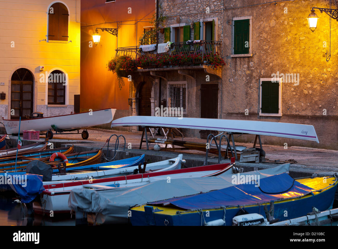 Barche nel porto di Cassone nella luce della sera, il Lago di Garda, Malcesine, Veneto, Italia Foto Stock