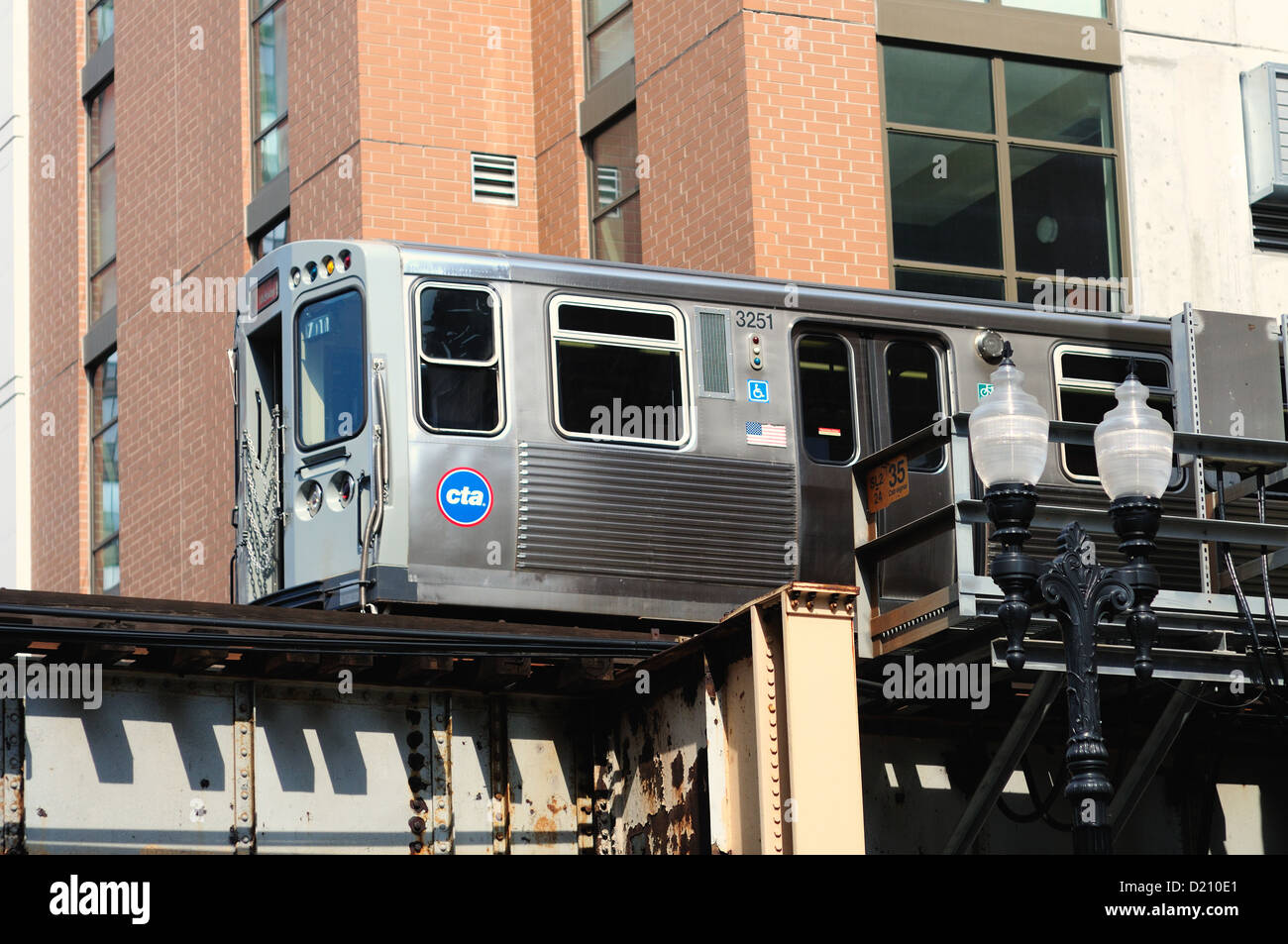 Stati Uniti Illinois Chicago CTA Rapid Transit Linea Arancione elevato treno percorre le vie su una struttura sopraelevata. Foto Stock