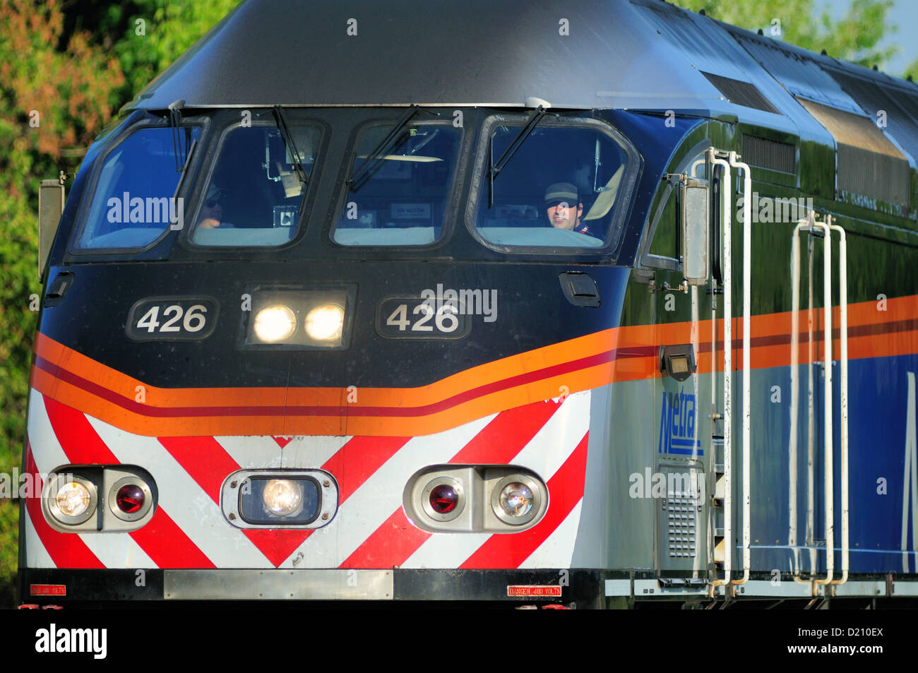 Bartlett, Illinois, Stati Uniti d'America. Metra treno dei pendolari che arrivano in Bartlett, Illinois con un carico di pendolari sul loro modo a casa dal lavoro in Chicago. Foto Stock