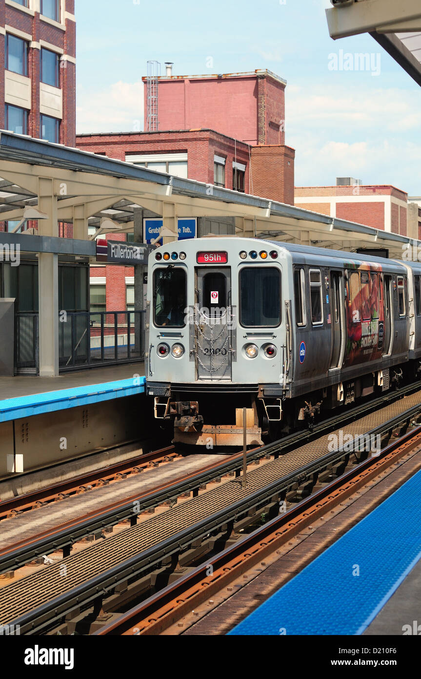 Trasporto CTA rosso linea ferroviaria sopraelevata a Chicago's Fullerton Avenue Rapid Transit Station in prossimità di DePaul University. Chicago, Illinois, Stati Uniti d'America. Foto Stock