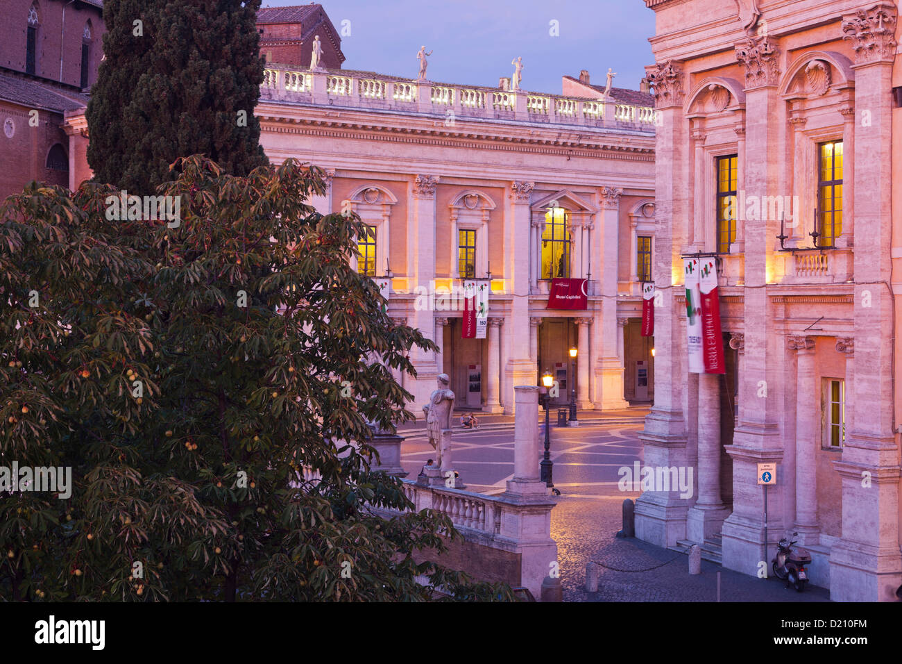 Il Campidoglio con monumento Monumento a Vittorio Emanuele II e il Palazzo dei Conservatori, Piazza dei Campidoglio, Roma, Lazio, Foto Stock