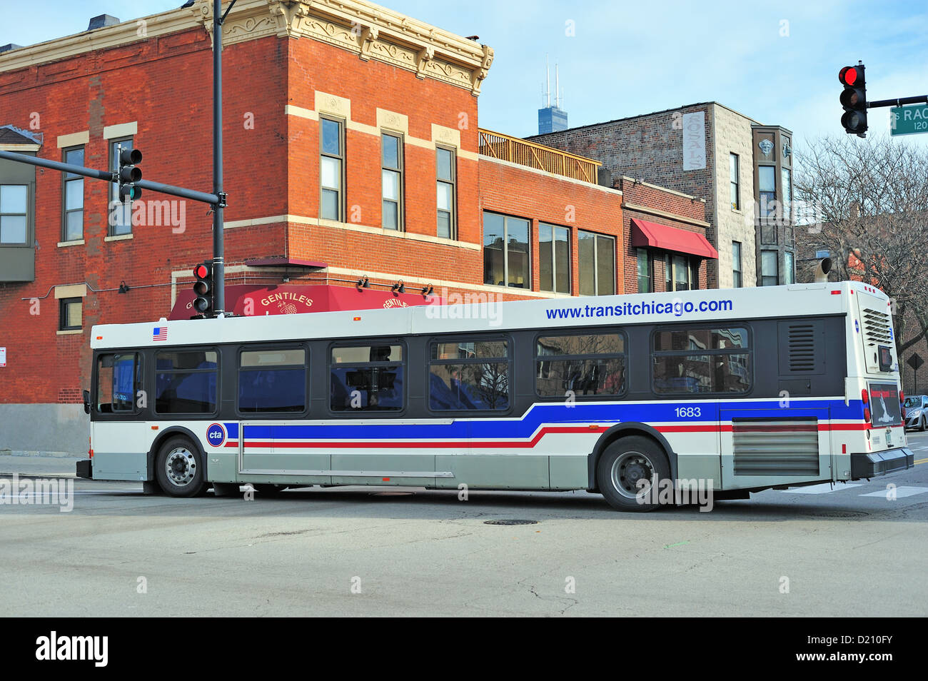 Un CTA ha attraversato il bus passando attraverso un incrocio in Chicago quartiere di Little Italy. Chicago, Illinois. Foto Stock