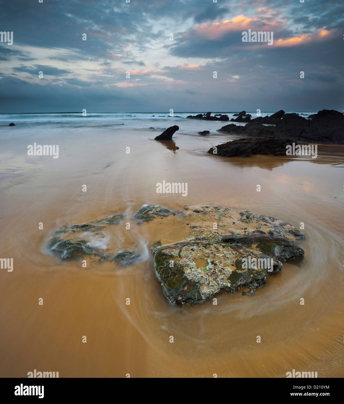 Rocce sulla spiaggia, Barrika, Golfo di Biscaglia, Asturias, Spagna Foto Stock