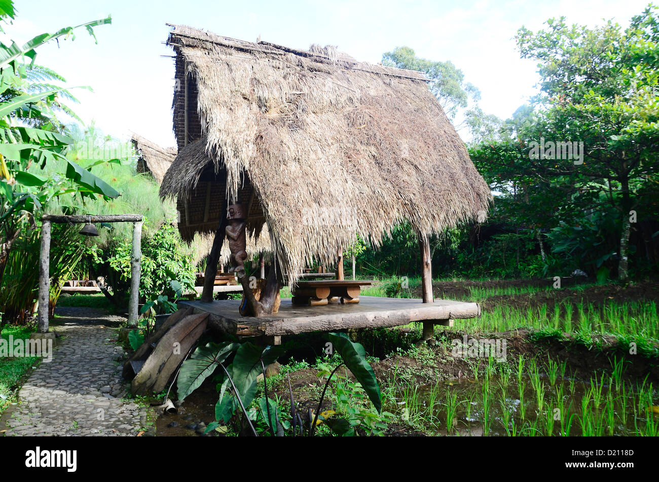 Architettura tradizionale Gazebo di bambù Sundanese, con risaie il tetto era fatto di foglie di un albero di cocco. Foto Stock