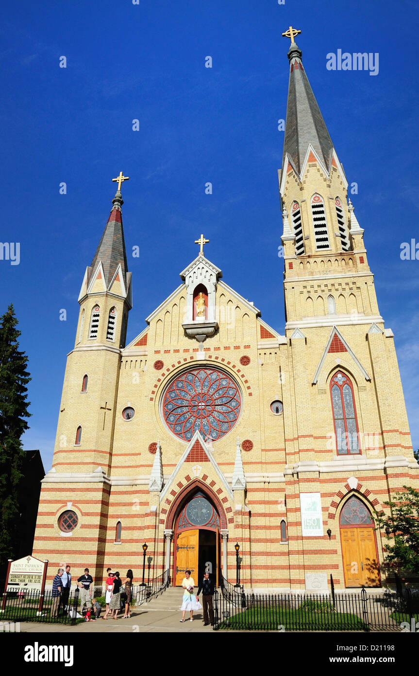 Stati Uniti d'America Indiana South Bend San Patrizio chiesa cattolica parrocchiani lasciando service/mass. Foto Stock