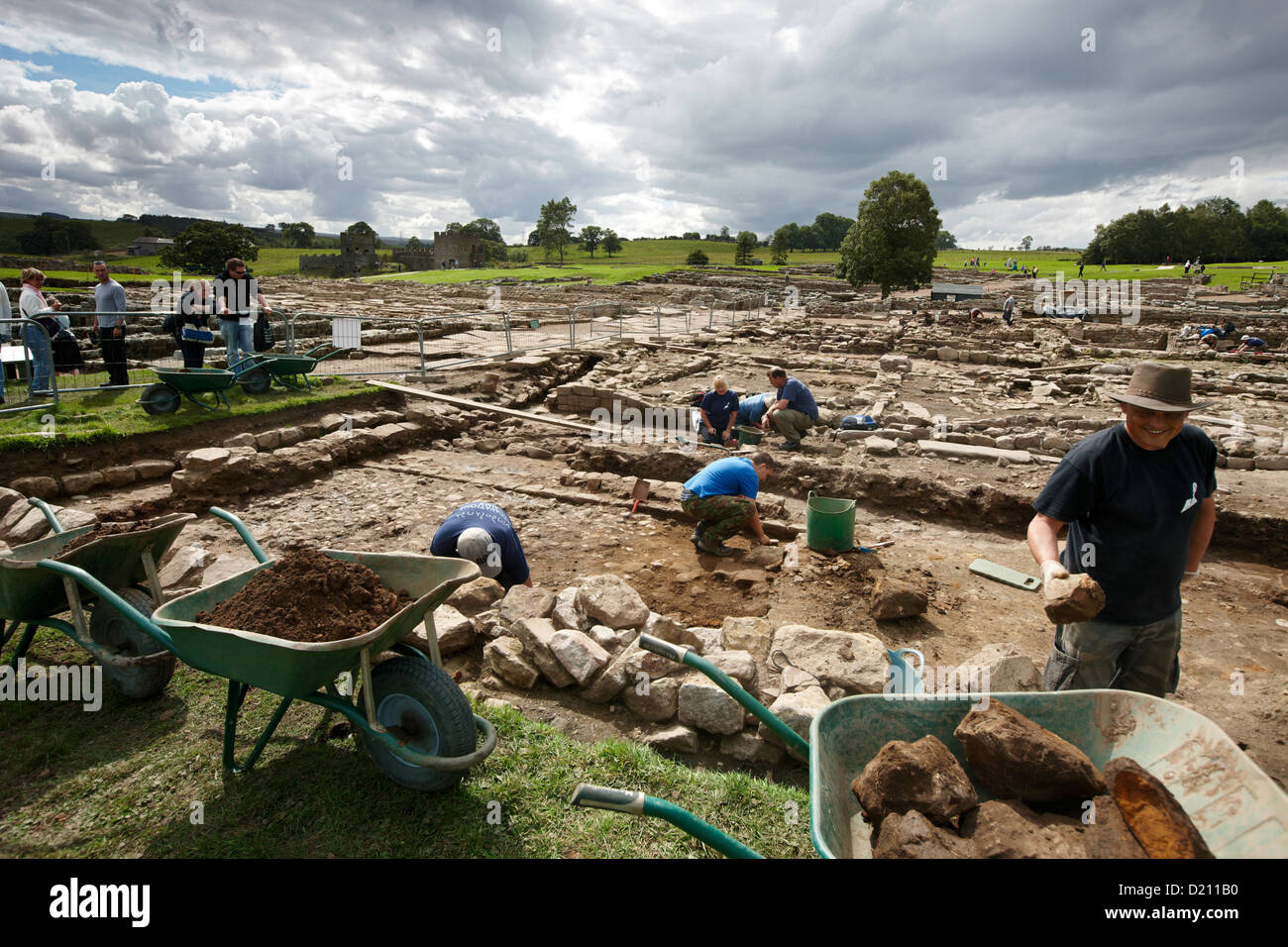 Scavo Archeologico Vindolanda sotto il cielo velato, il romano Vindolanda Fort, Sito del Patrimonio Mondiale, Bardon Mill, Hexham, né Foto Stock