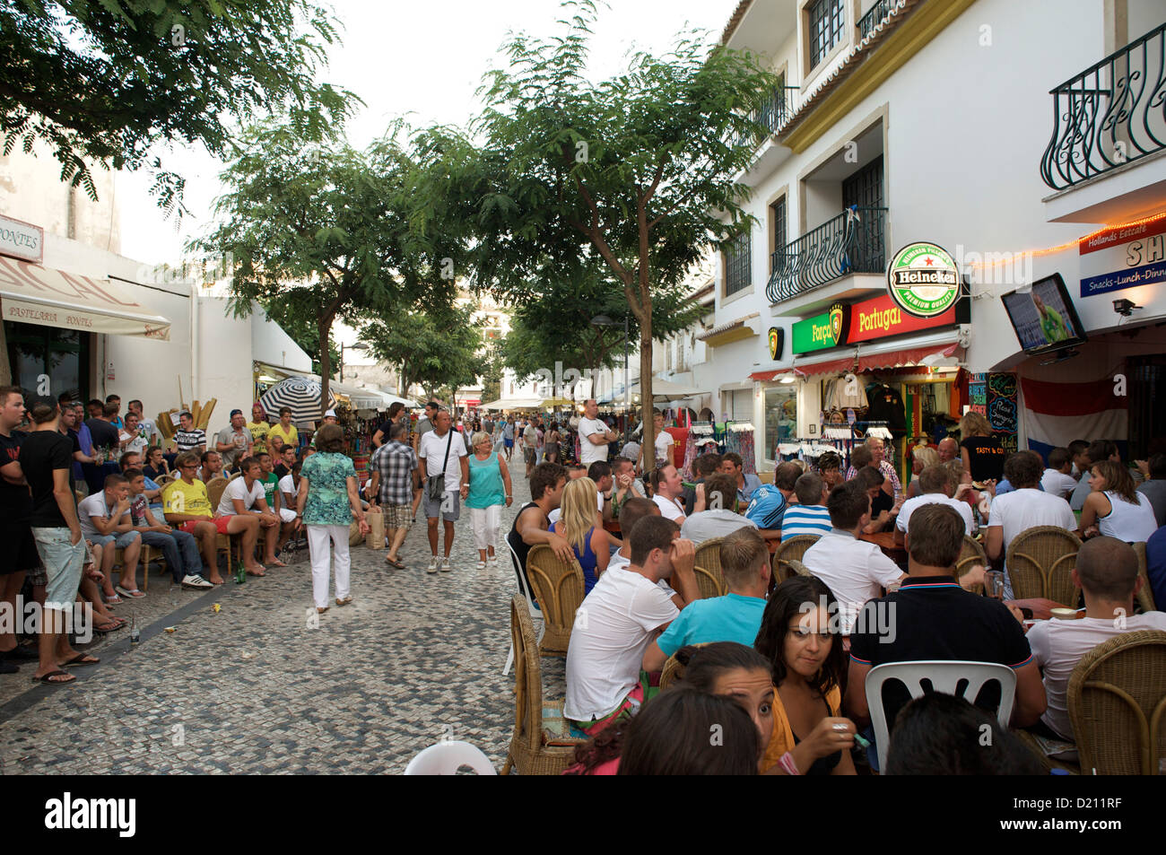 Molte persone per strada e nei ristoranti di sera, Albufeira, Algarve, Portogallo, Europa Foto Stock