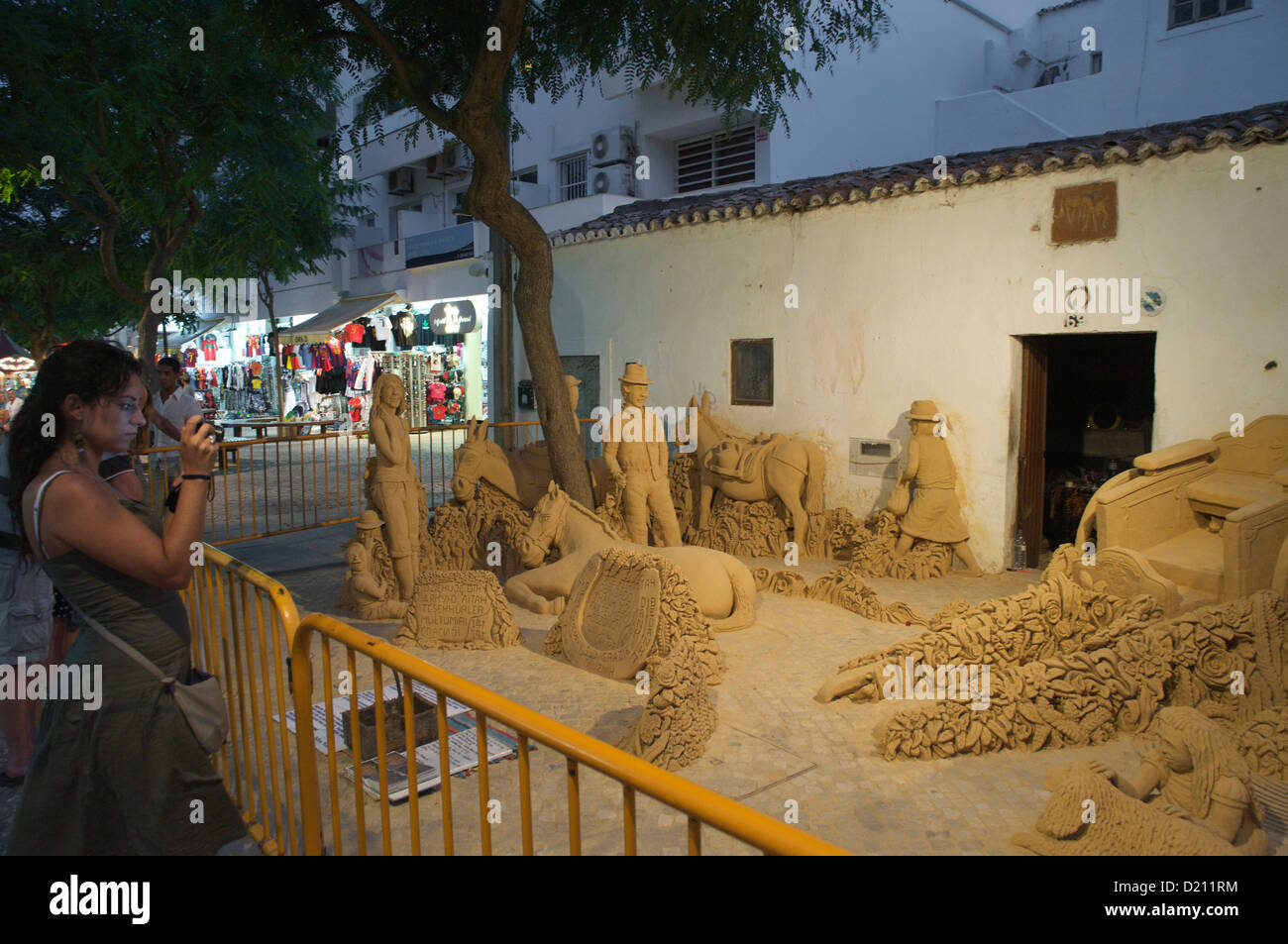 Le sculture di sabbia di fronte a una casa in Albufeira in serata, Albufeira, Algarve, Portogallo, Europa Foto Stock