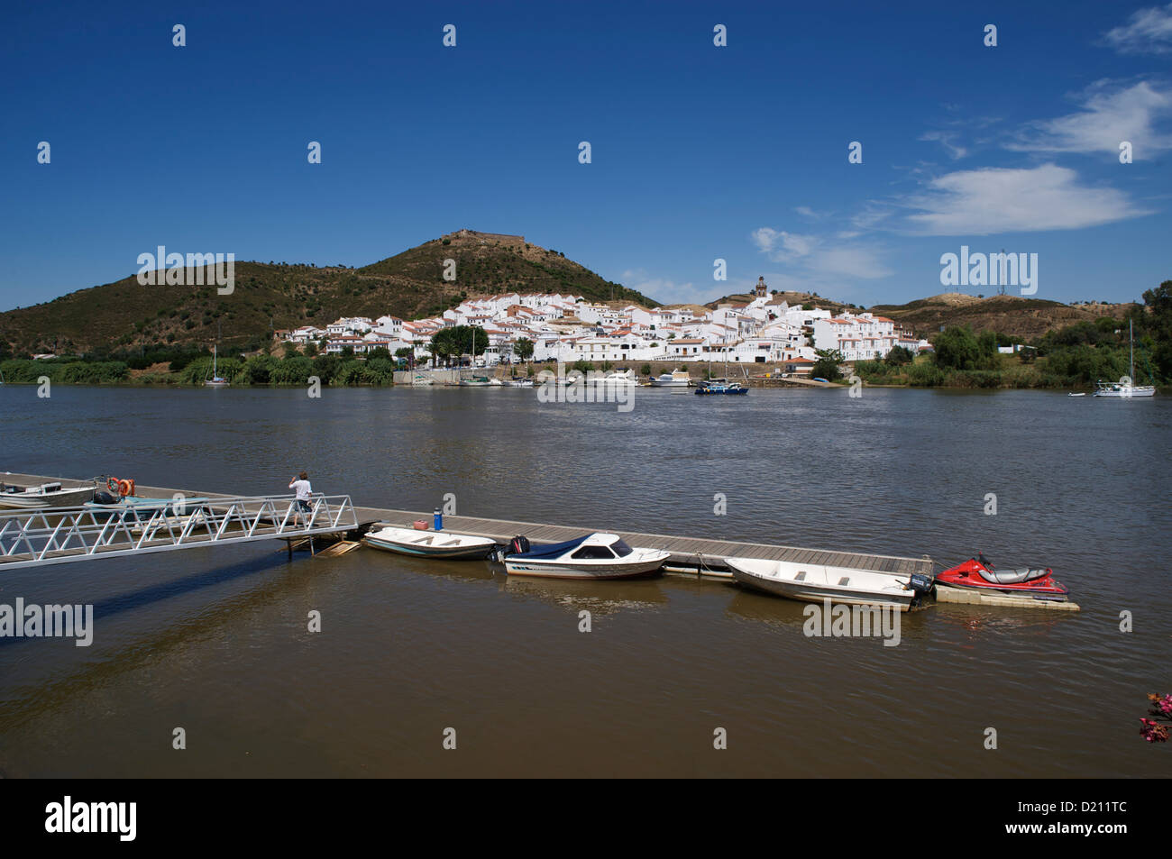 Vista sul Rio fiume Guadiana da Alcoutim verso Sanlucr sul lato spagnolo, Algarve, Portogallo, Europa Foto Stock