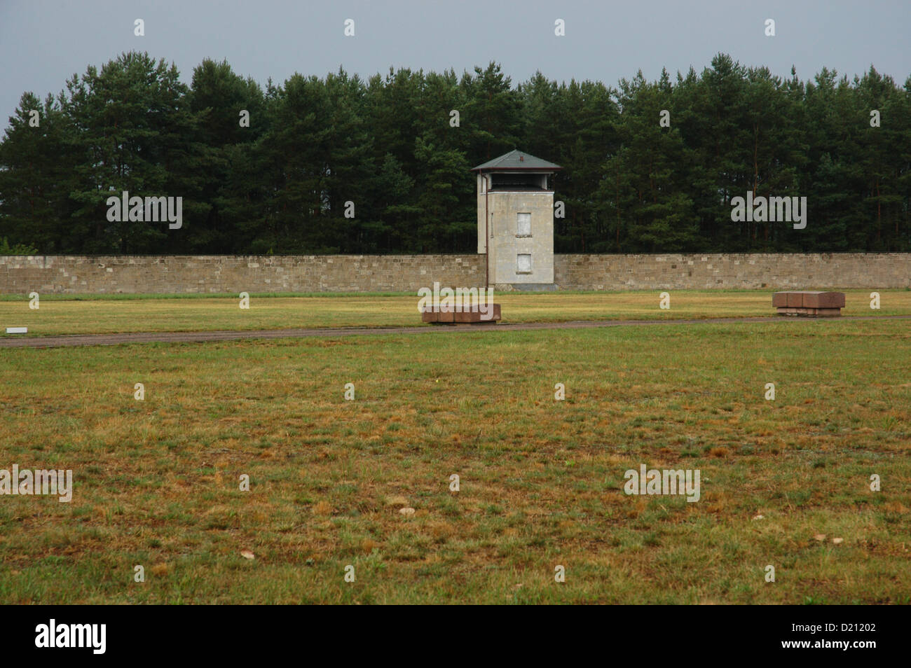 Campo di concentramento di Sachsenhausen. 1936-1945. Torre di avvistamento lungo il perimetro. Oranienburg. Germania. Foto Stock