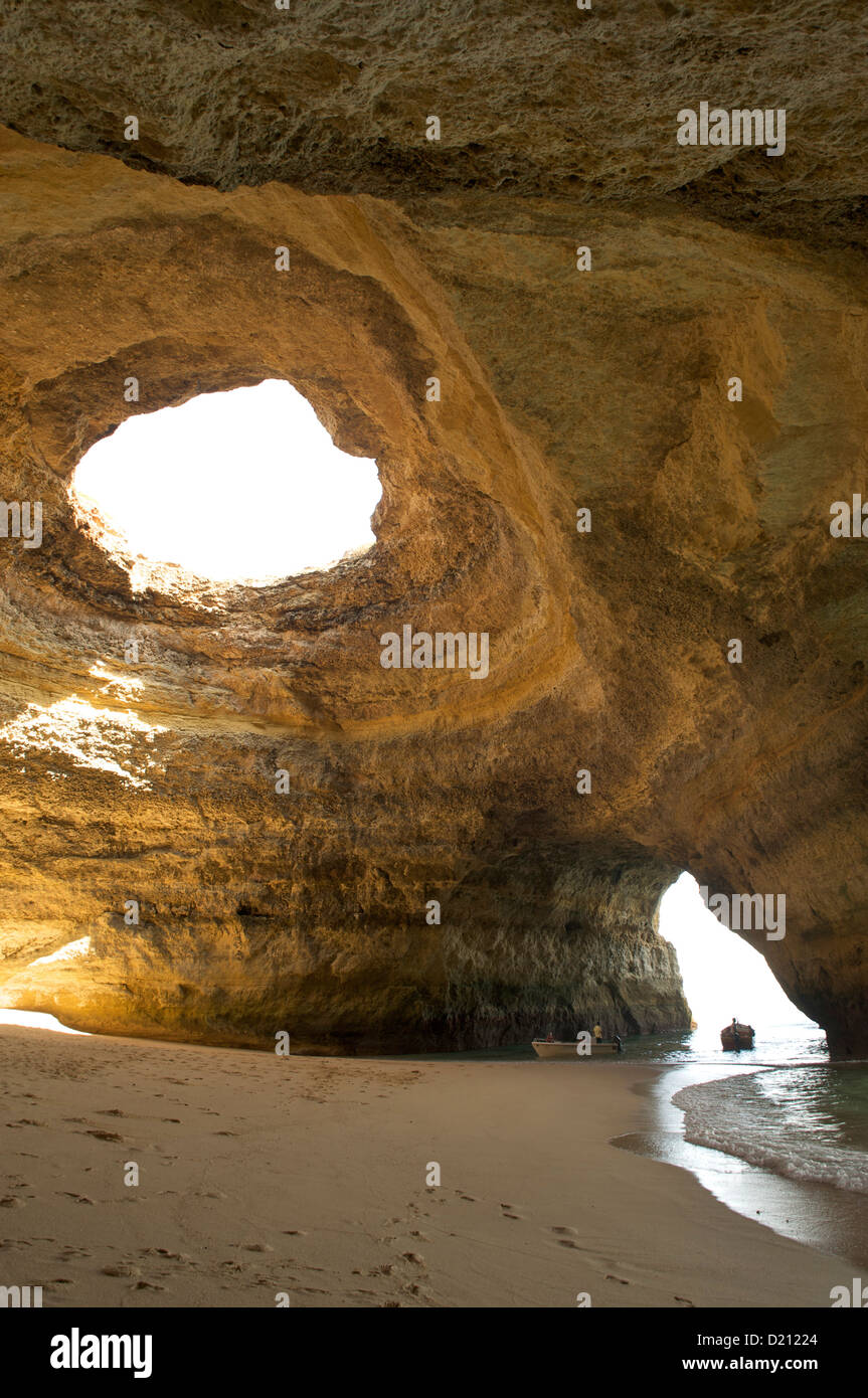 Formazione di roccia con cate a Praia de a Benagil, Algarve, Portogallo, Europa Foto Stock