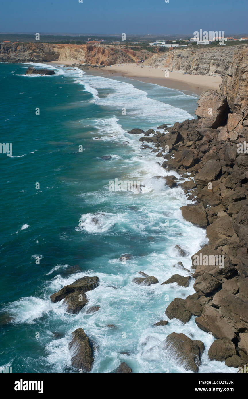 Spiaggia e scogliere sull'Oceano Atlantico, vicino a Sagres, vista sul mare, Algarve, Portogallo, Europa Foto Stock