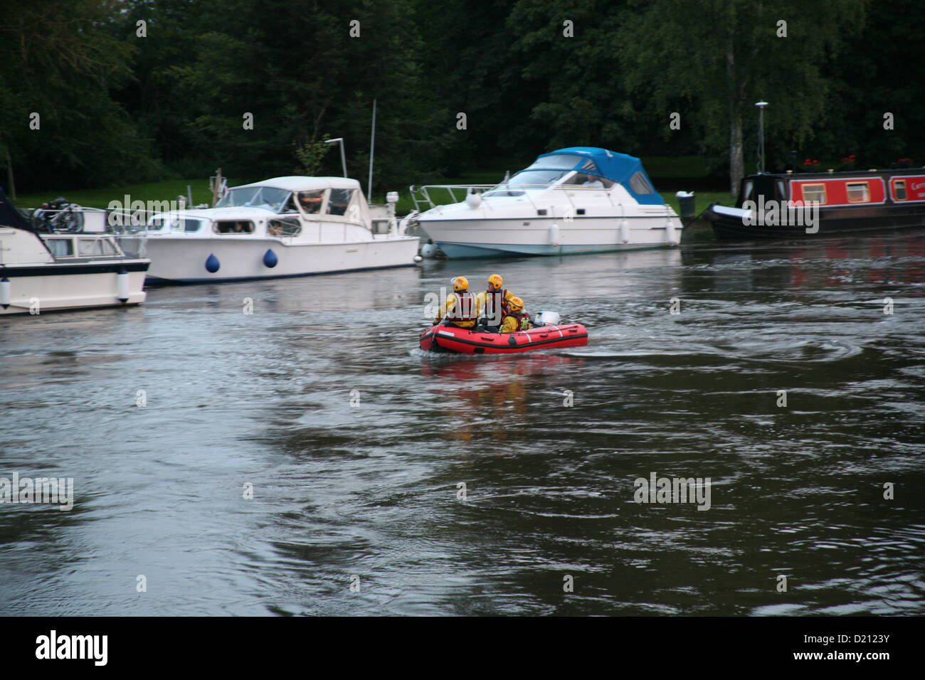 Il fiume Tamigi inondazioni Abingdon Oxfordshire Luglio 2007, un incendio la barca di salvataggio che frequentano le barche a filamento. Foto Stock
