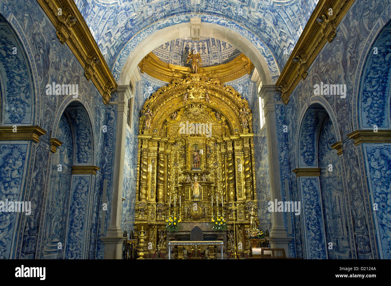 La chiesa Igreja Sao Lourenco de Matos, Almancil, baroc altare e blu piastrelle dipinte a mano, azulejos, Algarve, Portogallo, Europa Foto Stock