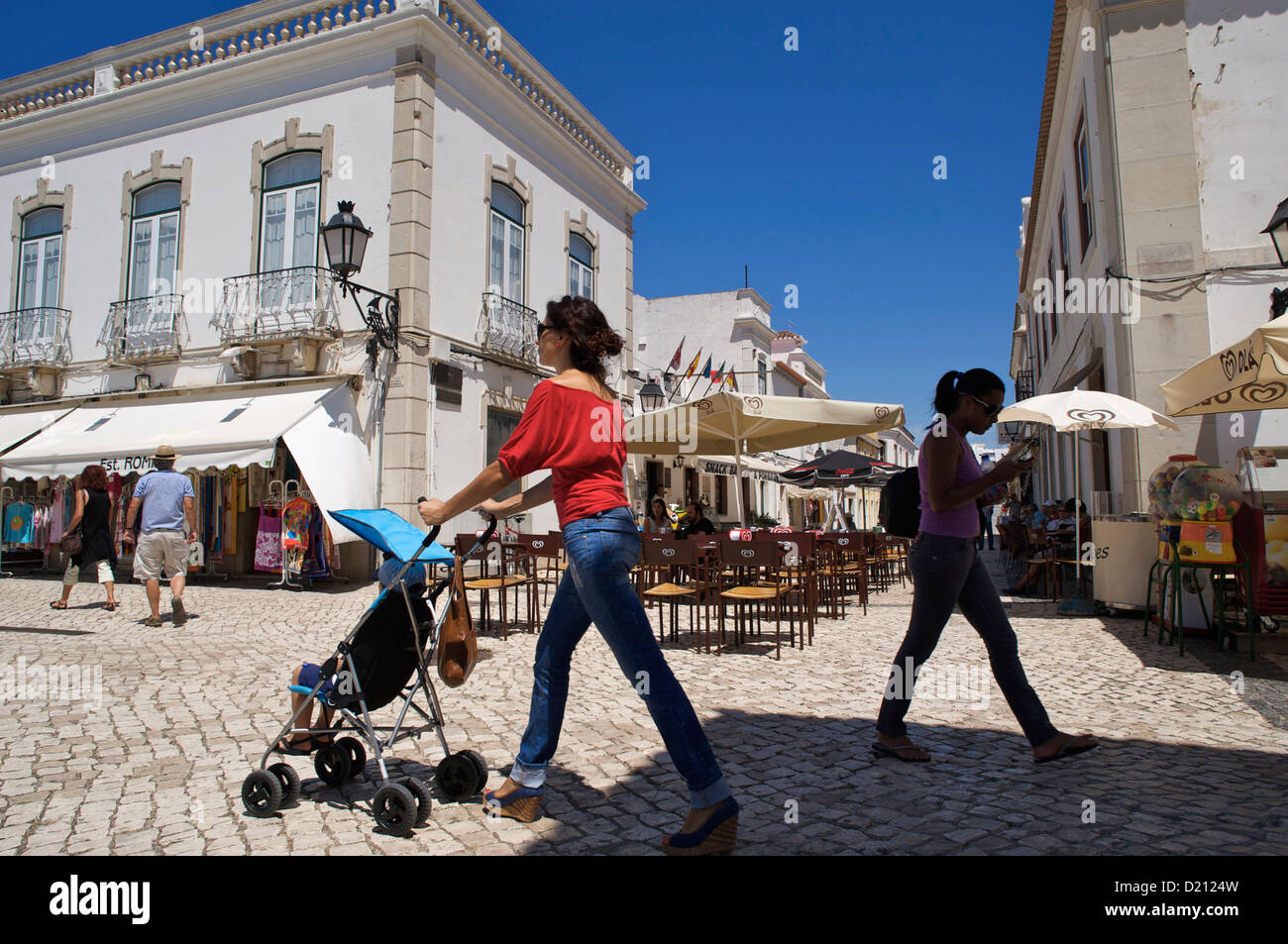 Persone che camminano nella soleggiata città centro di Vila Real de Santo Antonio, Algarve, Portogallo, Europa Foto Stock