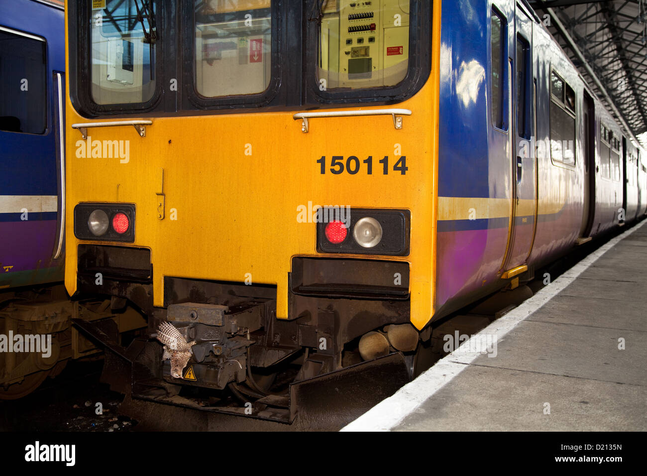 Classe 150 Sprinter n. 150114   la nebbia e la nebbia a Southport Stazione ferroviaria  Northern Line rete Merseyrail Merseyside, Regno Unito Foto Stock