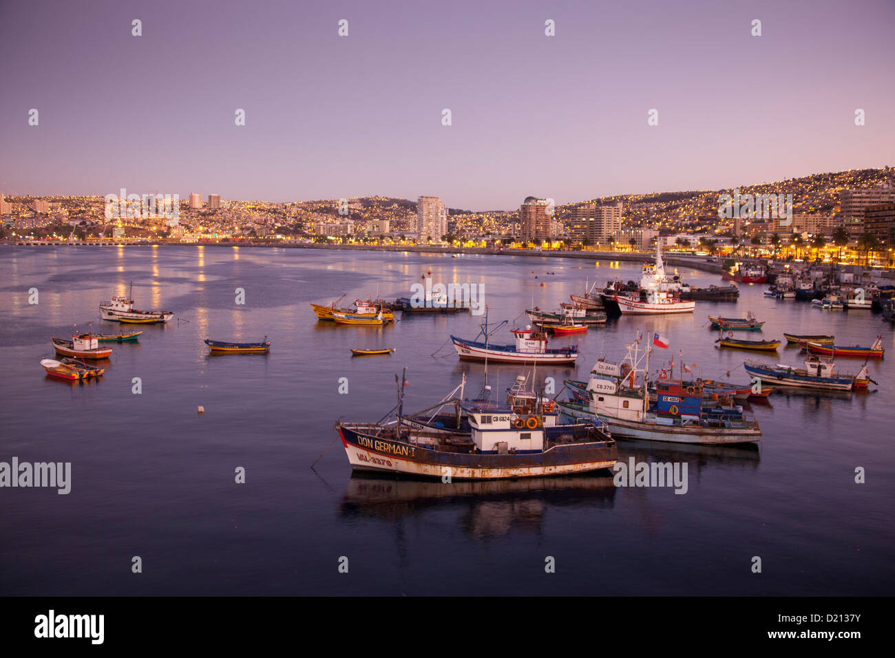 Barche da pesca al tramonto, Valparaiso, Cile, Sud America Foto Stock