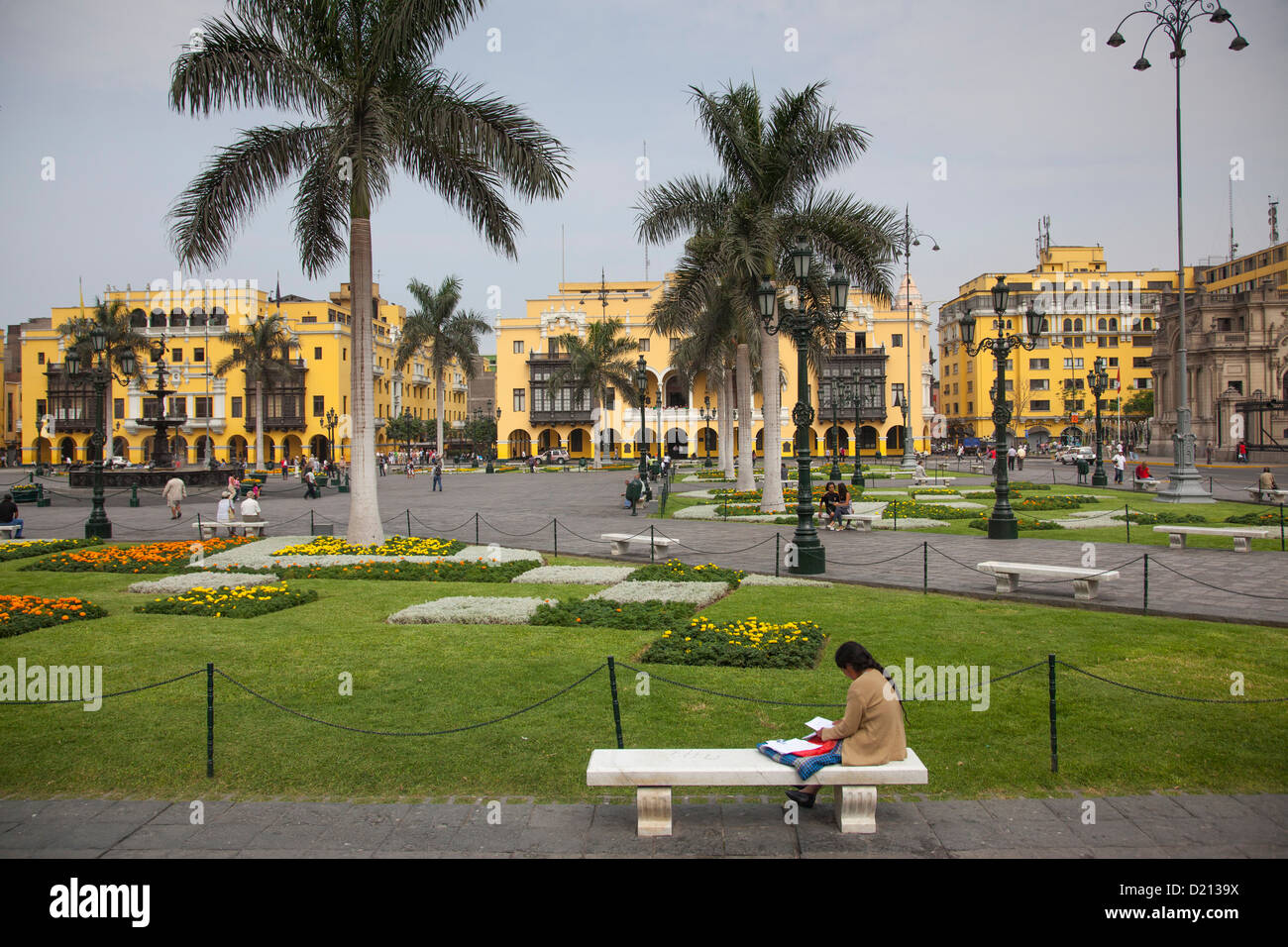 La donna si siede su una panchina nel parco a Plaza de Armas, Lima, Perù, Sud America Foto Stock