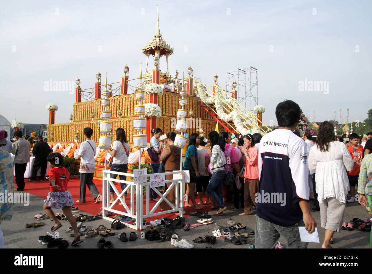 La gente prega a un santuario durante un merito speciale rendendo cerimonia al campo reale nel nuovo anno di mattina , Bangkok , Thailandia Foto Stock