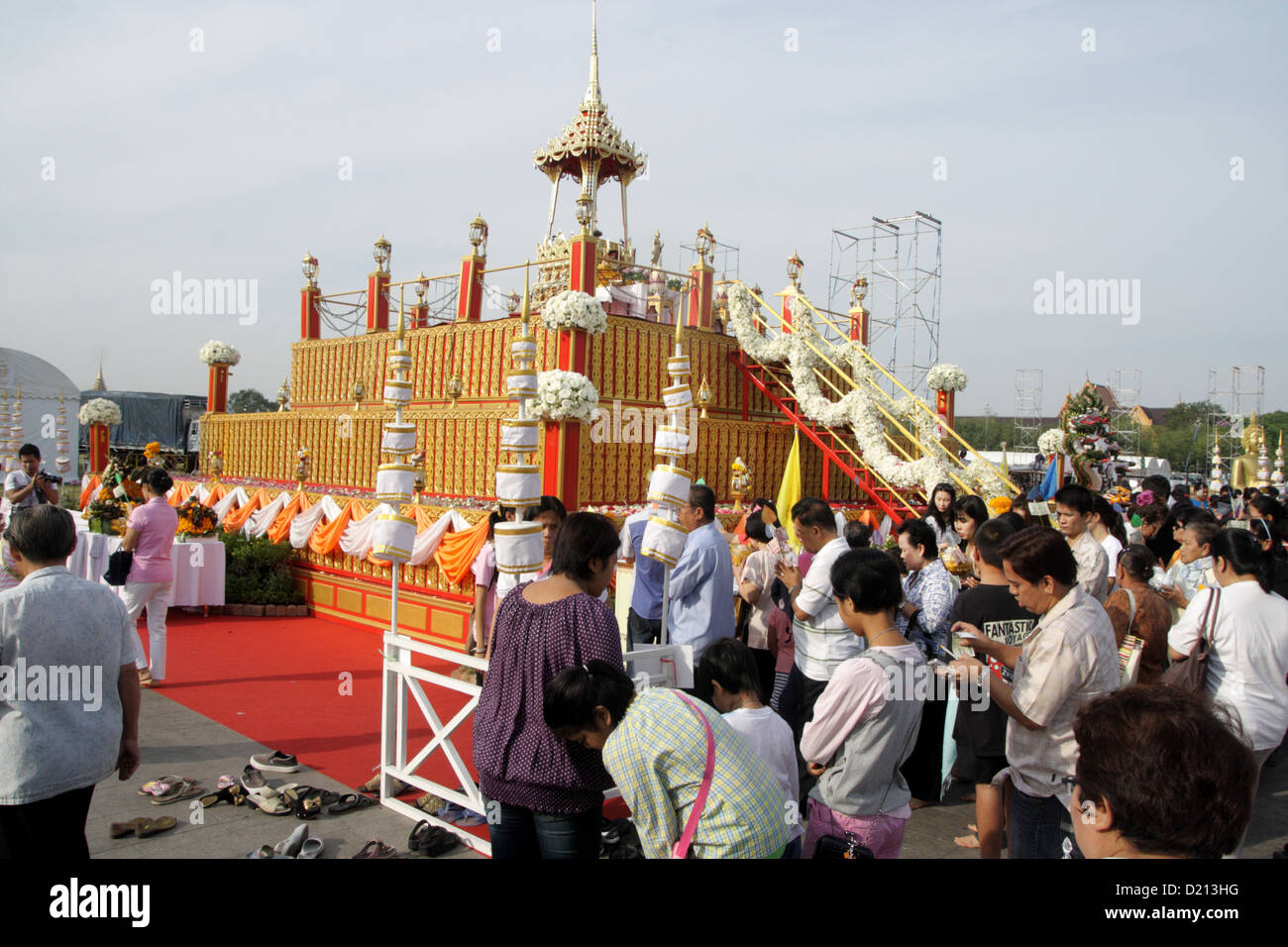 La gente prega a un santuario durante un merito speciale rendendo cerimonia al campo reale nel nuovo anno di mattina , Bangkok , Thailandia Foto Stock