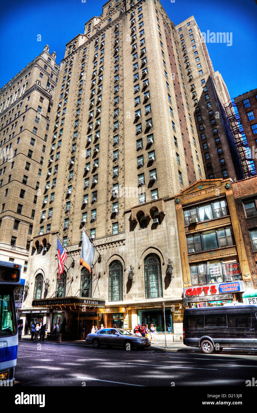 New York City Affinia Manhattan edificio esterno sulla settima avenue giorno tempo di turisti e di gente che cammina da Foto Stock