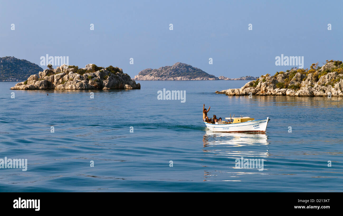 La pesca in barca sulla costa lycian vicino a Kas, Lycia, Mare mediterraneo, Turchia, Asia Foto Stock