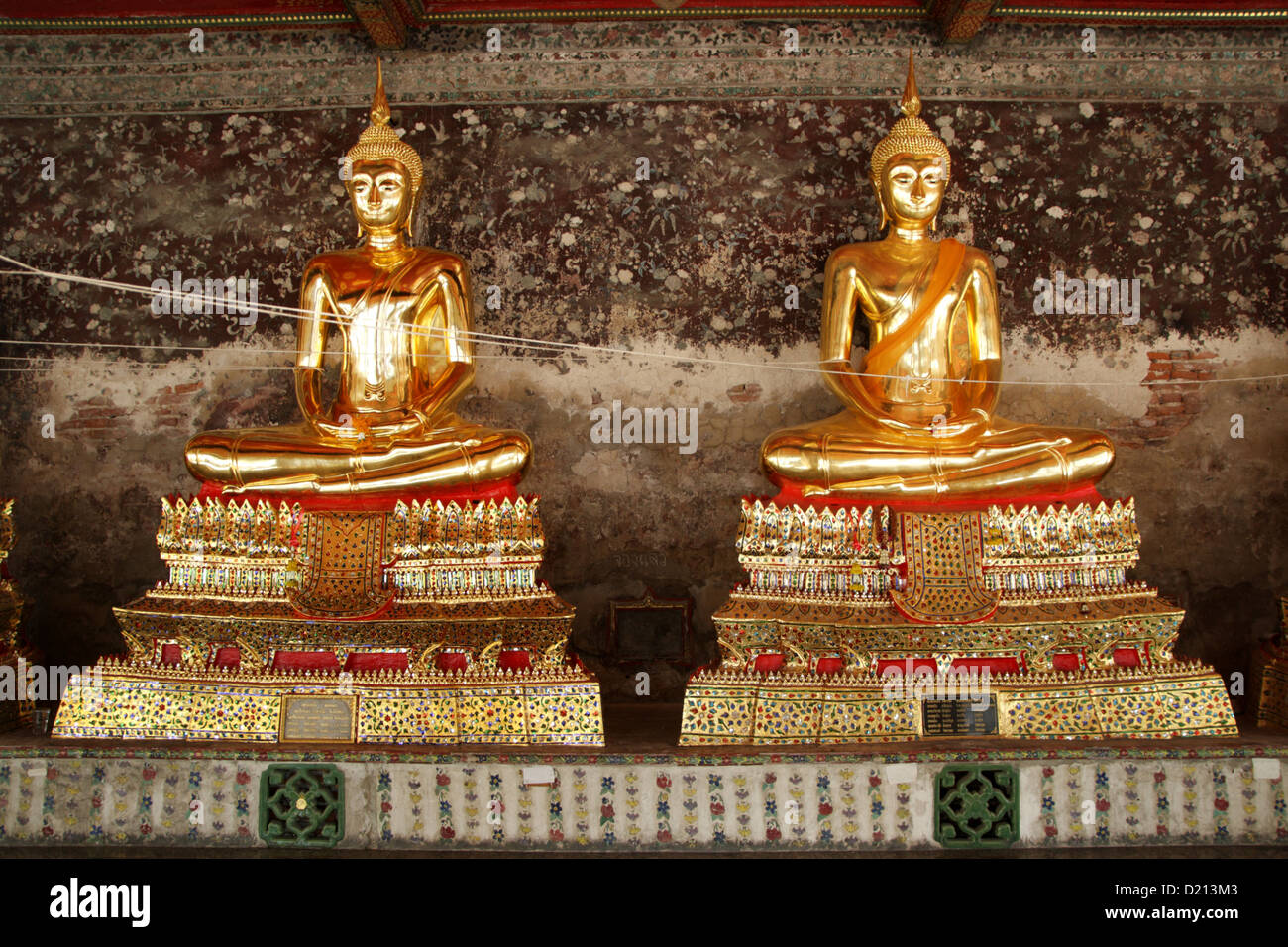 Golden Buddha in Wat Suthat tempio a Bangkok , Thailandia Foto Stock