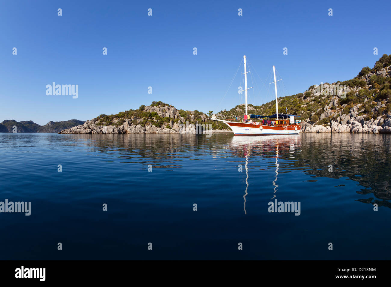 Barca a vela ancoraggio in pittoresca baia vicino Kekova, lycian coast, Lycia, Mare mediterraneo, Turchia, Asia Foto Stock