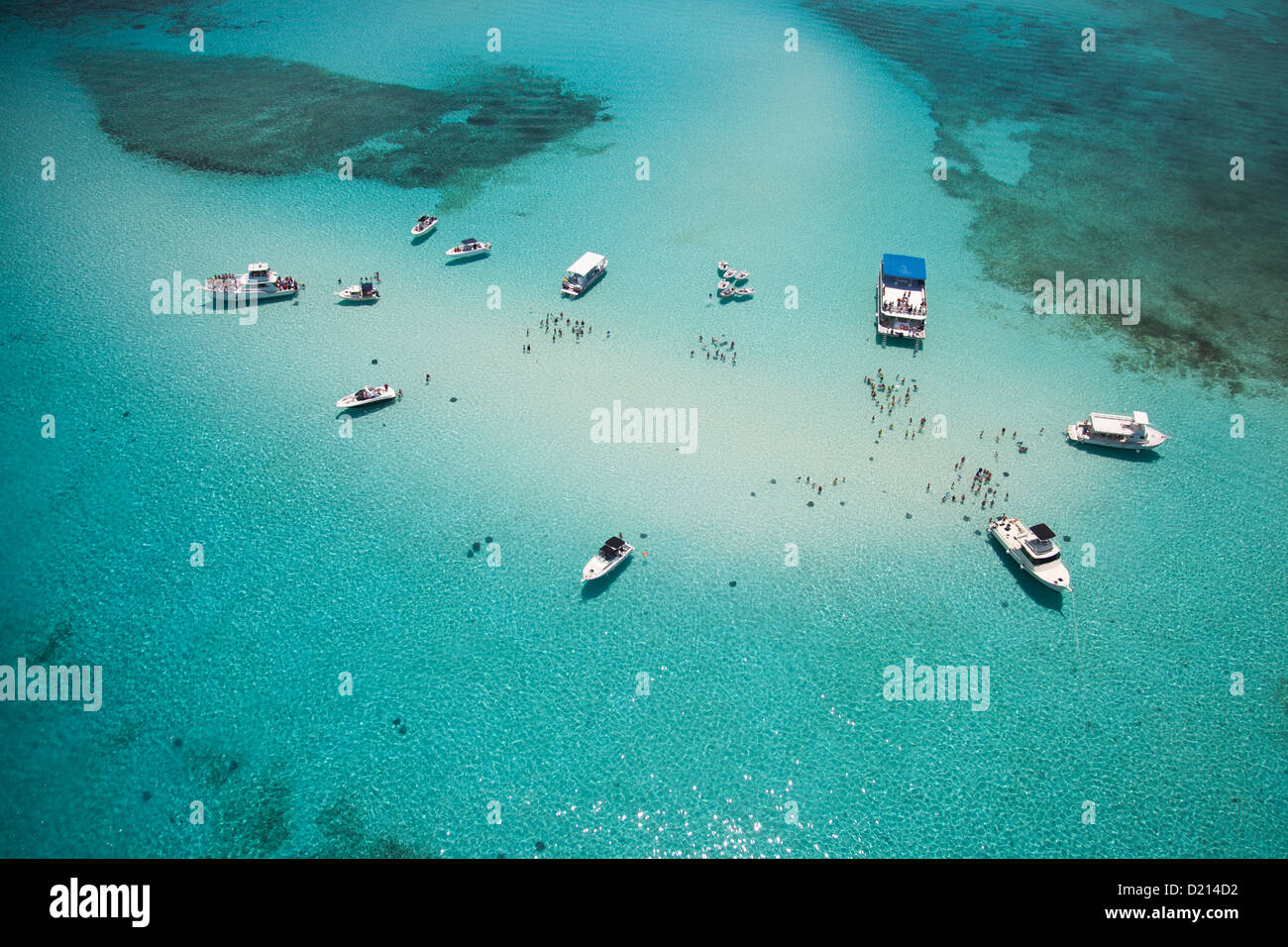 Vista aerea di Stingray City banco di sabbia con escursione di barche e gente di nuoto, Grand Cayman, Isole Cayman, Isole dei Caraibi Foto Stock