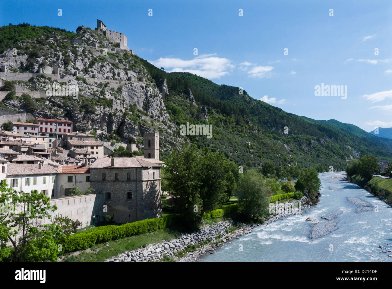 La medievale della città murata di Entrevaux nelle Alpes-de-Haute-Provence nel sud-est della Francia Foto Stock