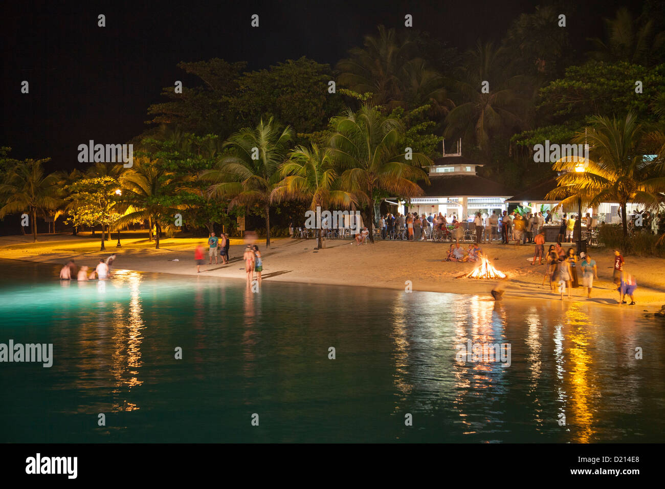 Party in spiaggia con falò di notte, Port Antonio, Portland, in Giamaica, Caraibi Foto Stock
