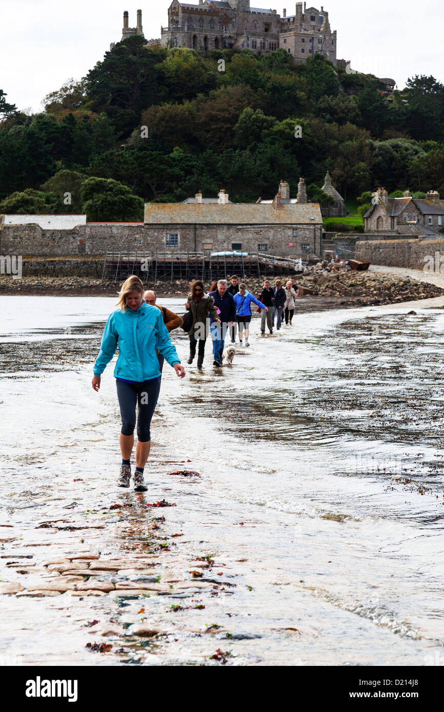 Causeway che portano a St Michaels Mount, Cornwall, persone ottenere catturati dalla marea Foto Stock
